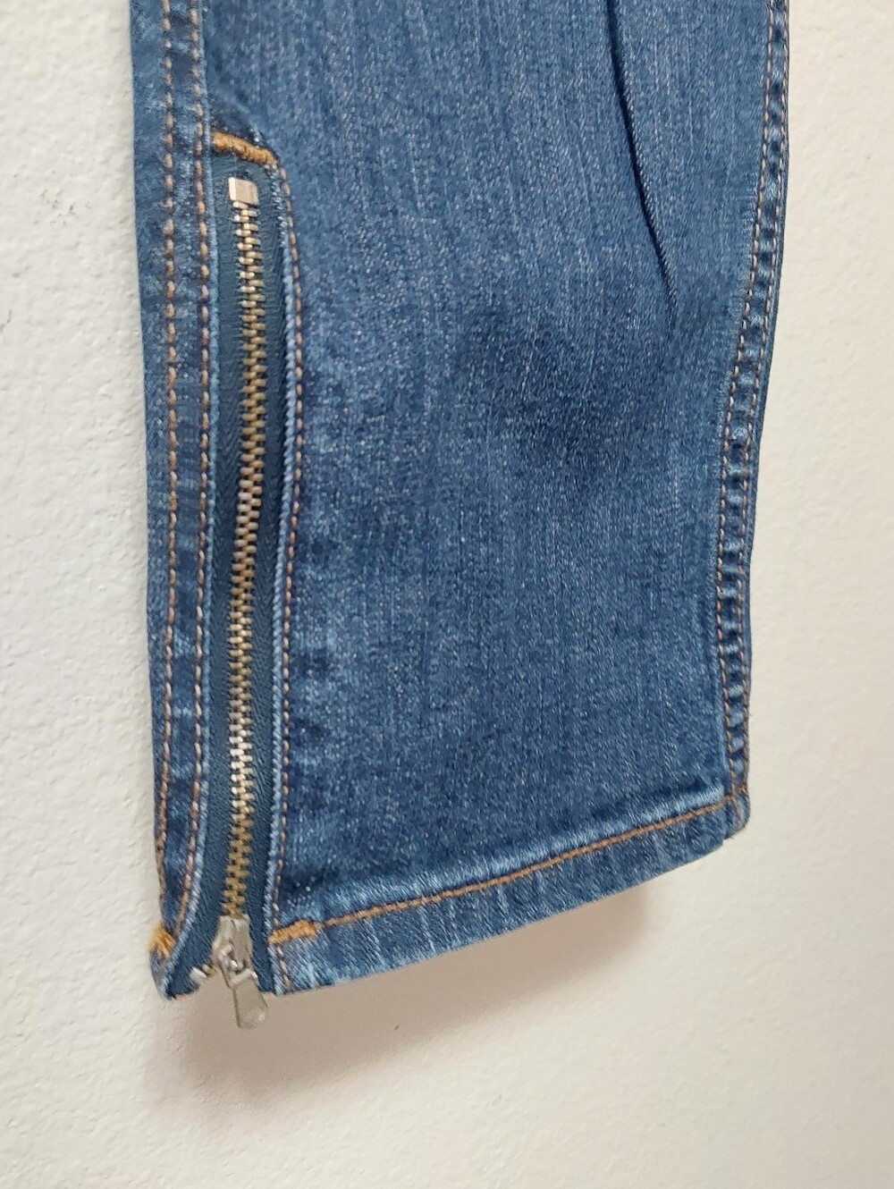 Levi's Woman's Size 8 Zipper Hem Jeans - Picture 3 of 14